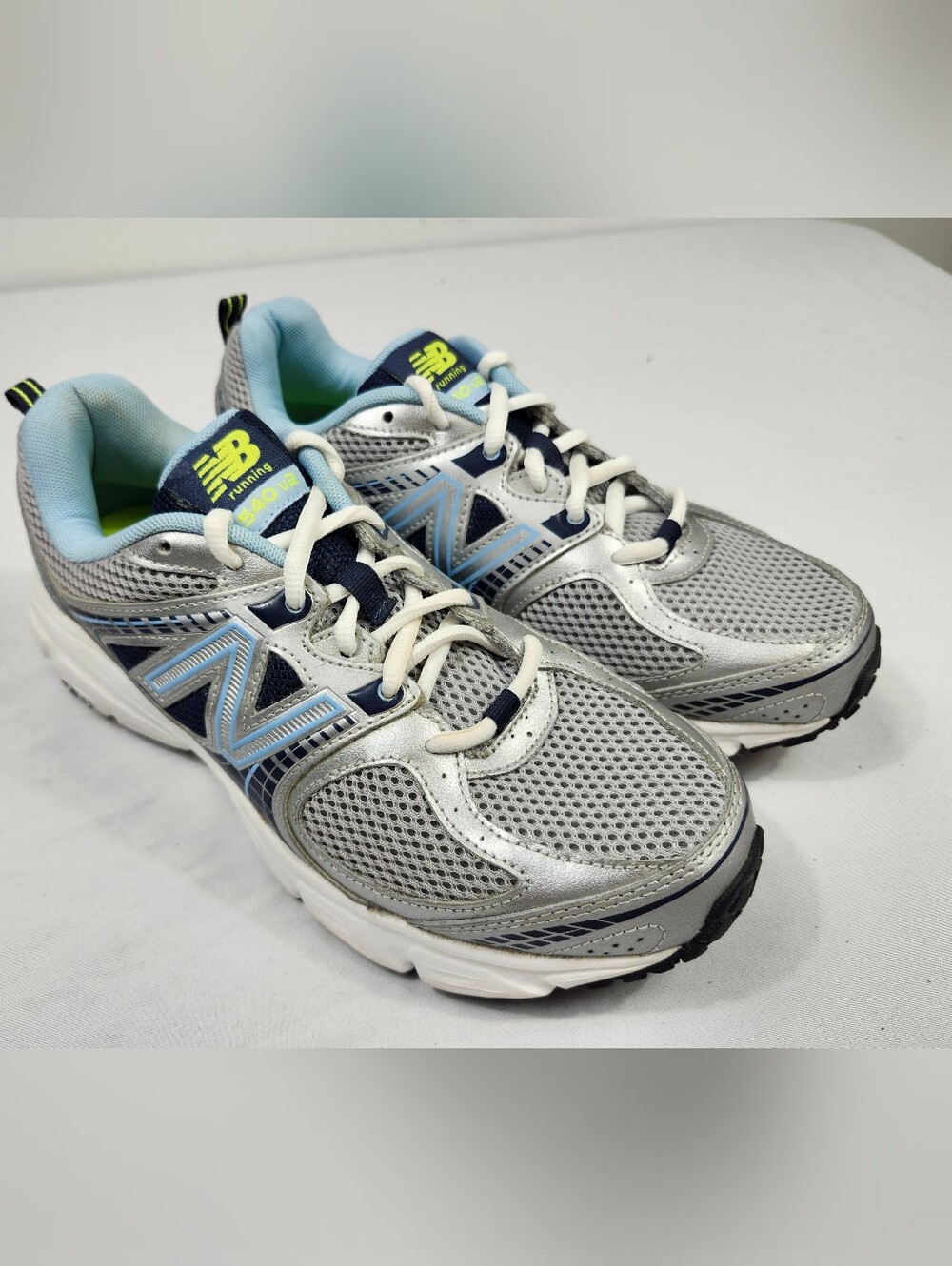 New Balance 540 v2 Women’s Silver & Light Blue Athletic Running Shoes Size 8.5 D
